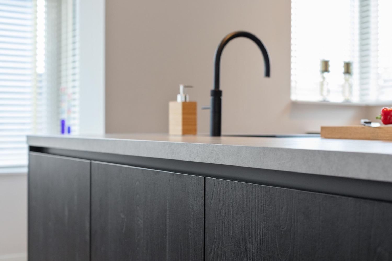 Zwarte houtlook keuken | Keukenhoff Tankens