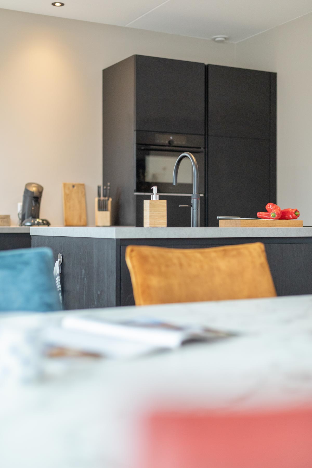 Zwarte houtlook keuken | Keukenhoff Tankens