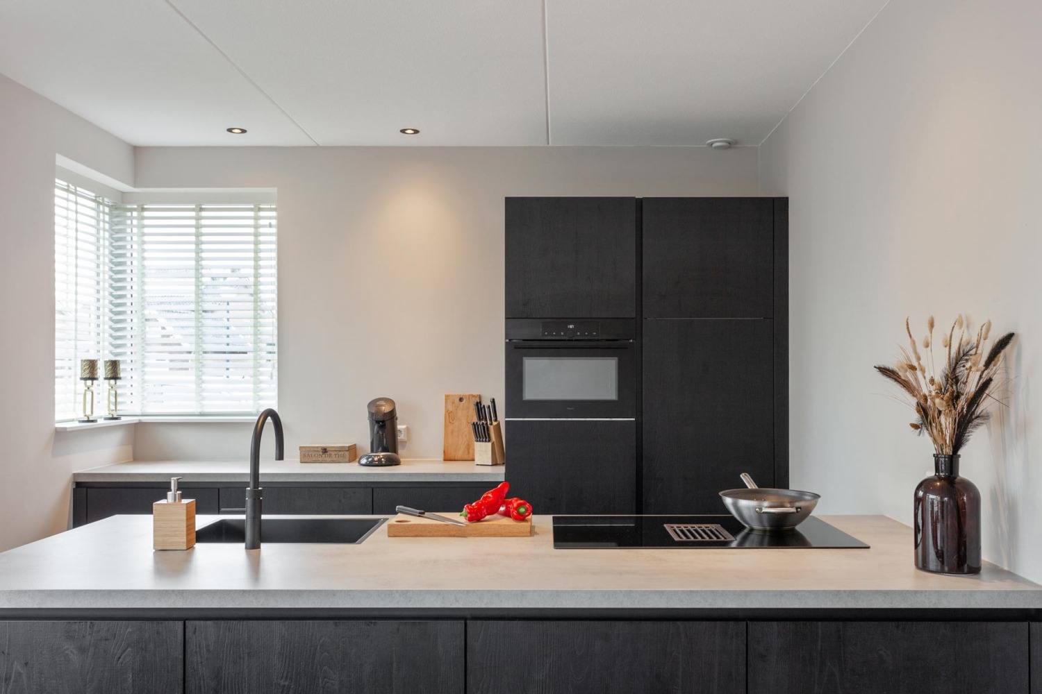 Zwarte houtlook keuken | Keukenhoff Tankens