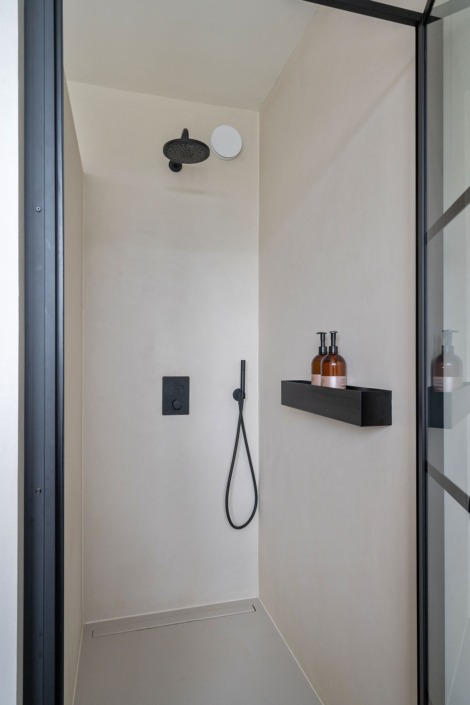 moderne badkamer met zwarte elementen